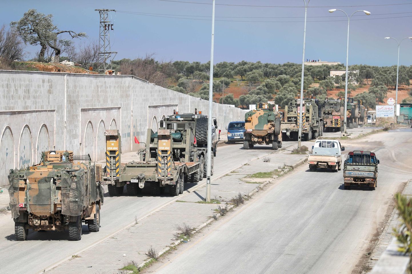 Türgi sõjaväekonvoi möödumas 8. veebruaril Süürias asuva Idlibi linna lähedalt.