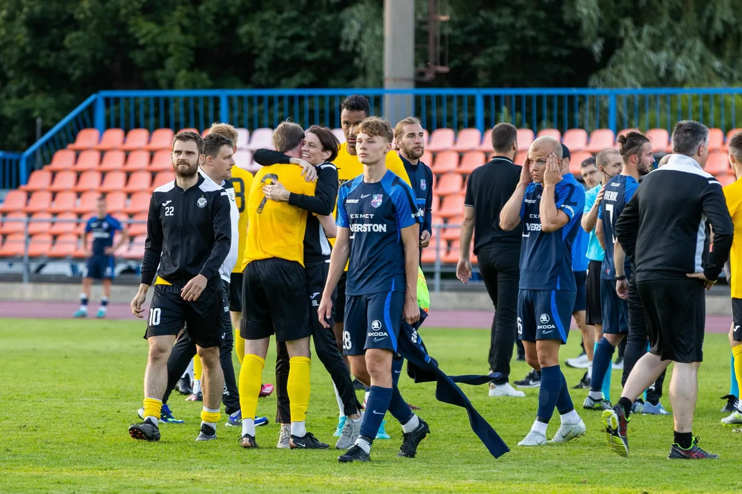 Siim Aer (paremal) tõdes, et pärast kaotatud euromängu valdasid teda kahetised tunded. Eurosarja debüüt pakkus head emotsiooni, kuid tulemus mitte.