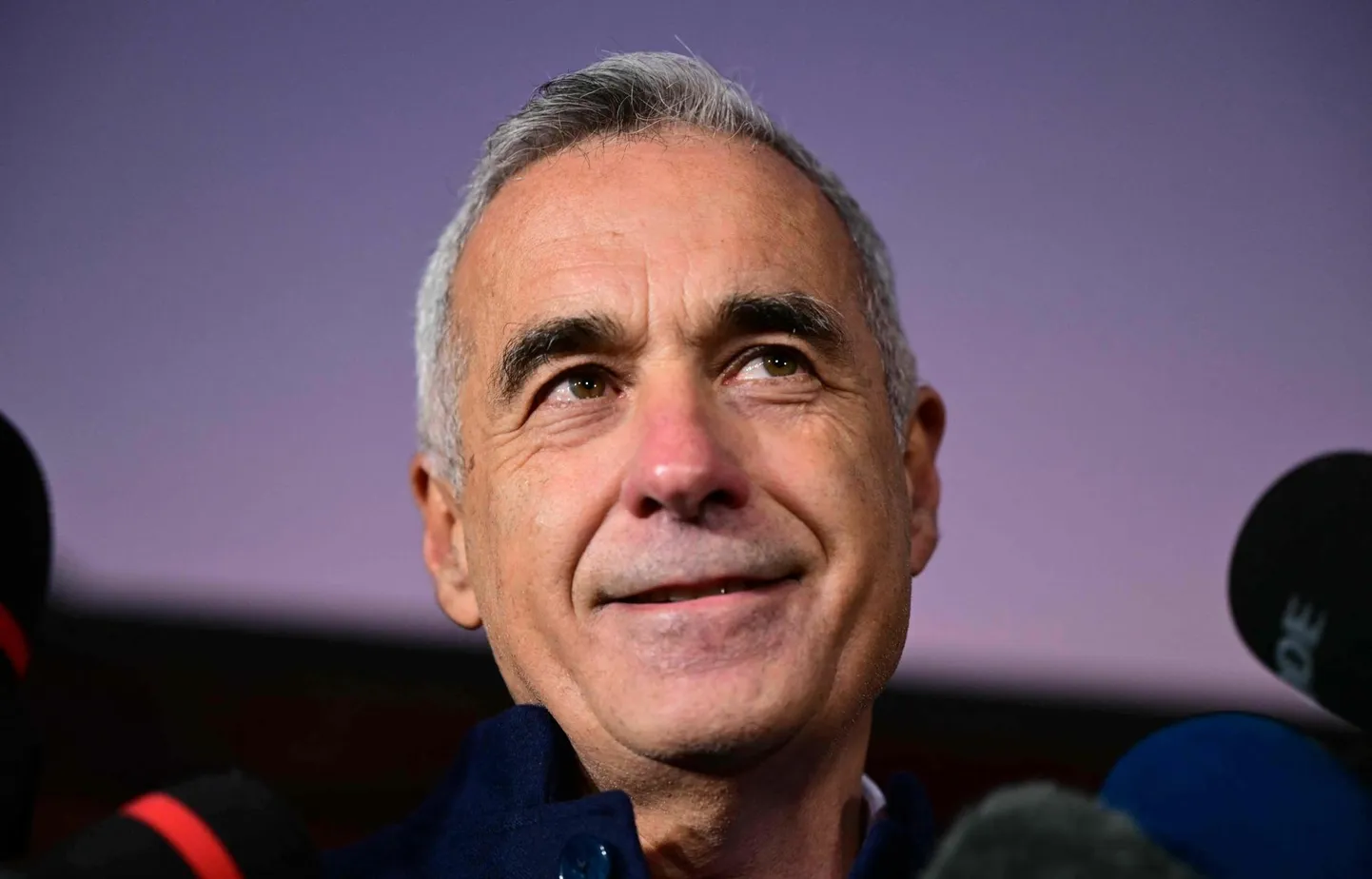 Rumeenia presidendivalimiste esimeses voorus enim hääli saanud Călin Georgescu rääkimas 26. novembril ajakirjanikega.