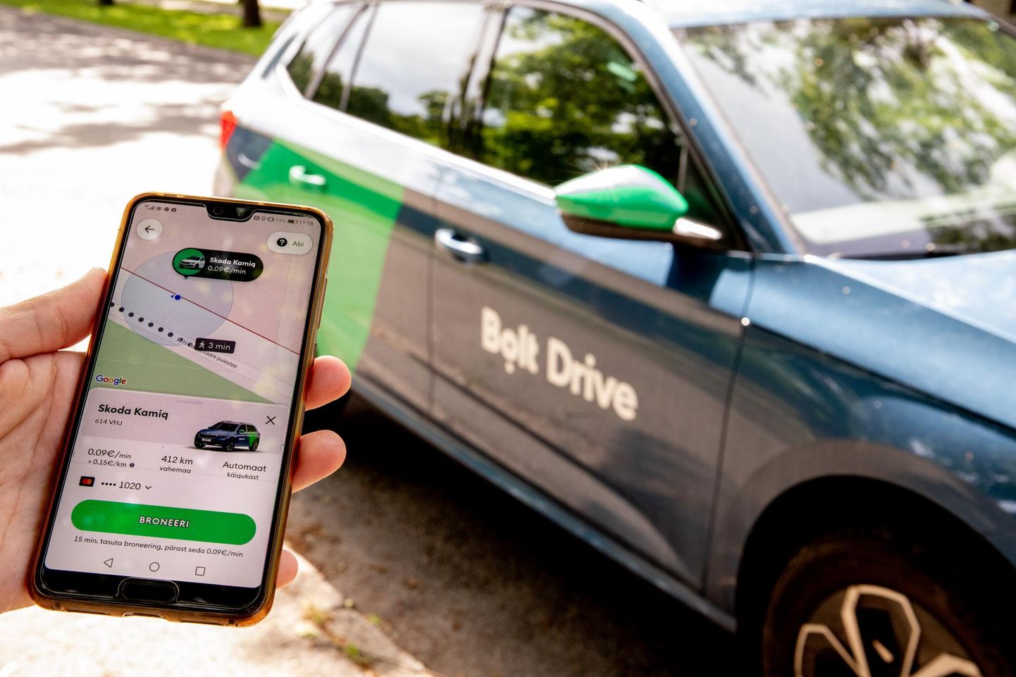 Для того, чтобы взять в аренду автомобиль Bolt Drive требуется приложение и водительское удостоверение для разблокировки дверей автомобиля. В приложении содержится вся информация, необходимая для использования автомобиля.