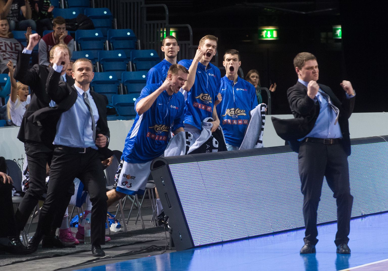 Kalev/Cramo peatreener Alar Varrak (paremal) ja teised kalevlased rõõmustamas klubi ajaloo ühe suurema võidu üle.