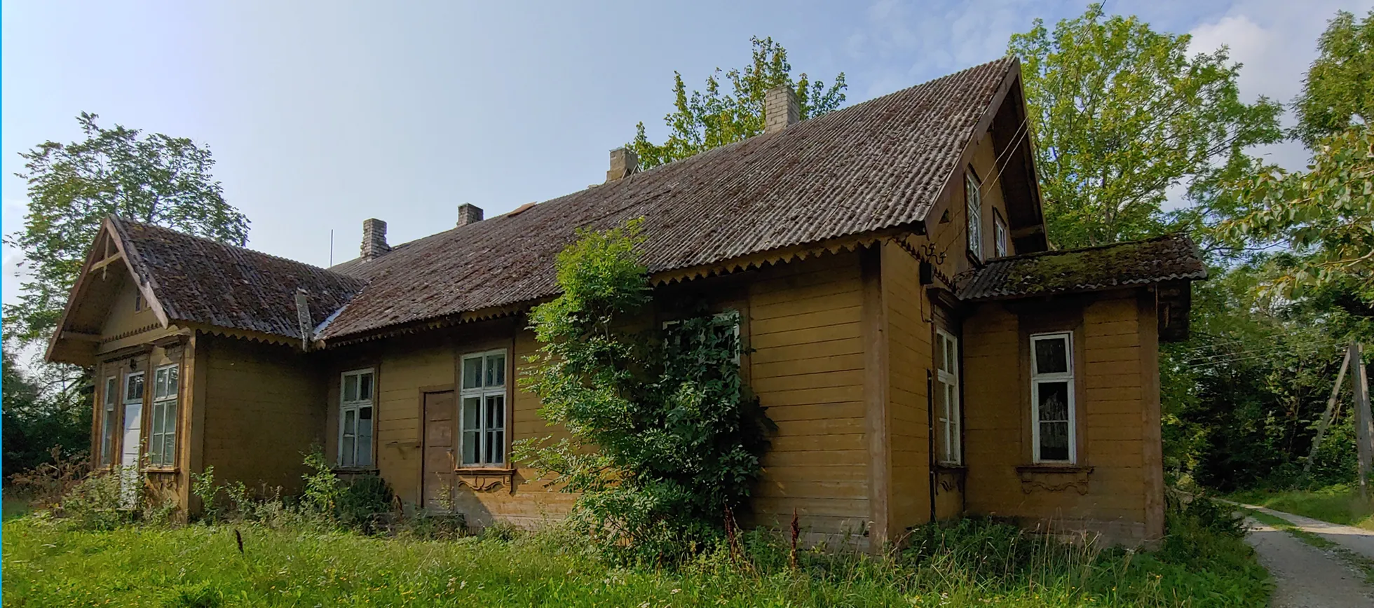 Tõhela ajahamba puretud koolimaja.