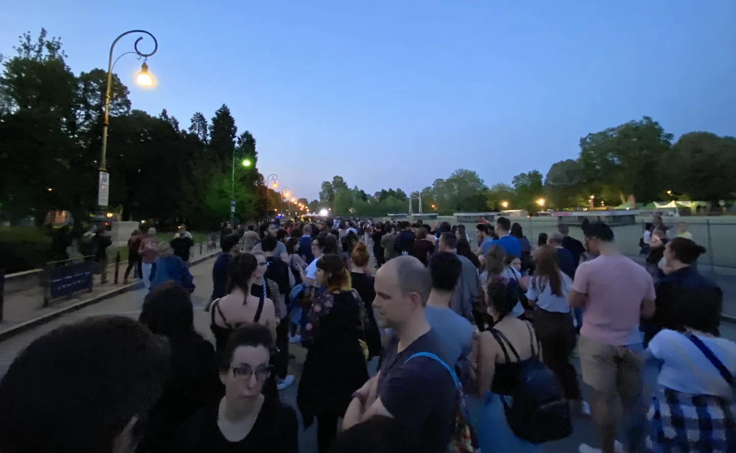 Inimesed, kes eurokülla tunglevad, on suuresti itaallased. Järjekorras võivad nad seista tunde ja tunde...