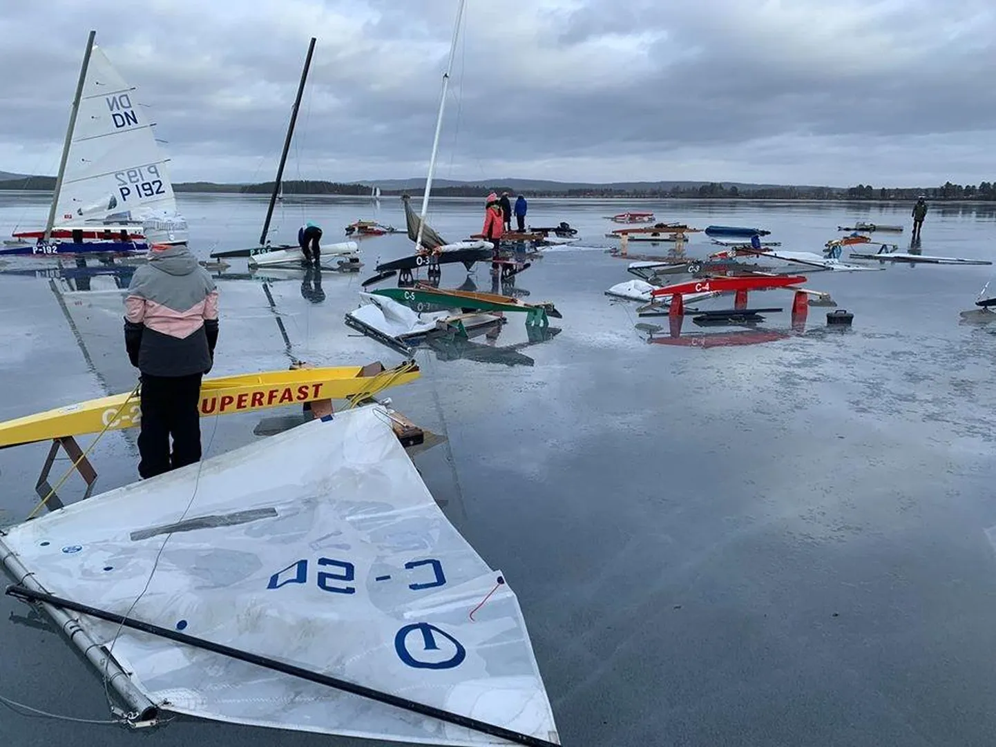 Furudali järve katab peegelsile jää, paraku ei julgenud MMi korraldajad tugeva tuule tõttu noortele starti anda.