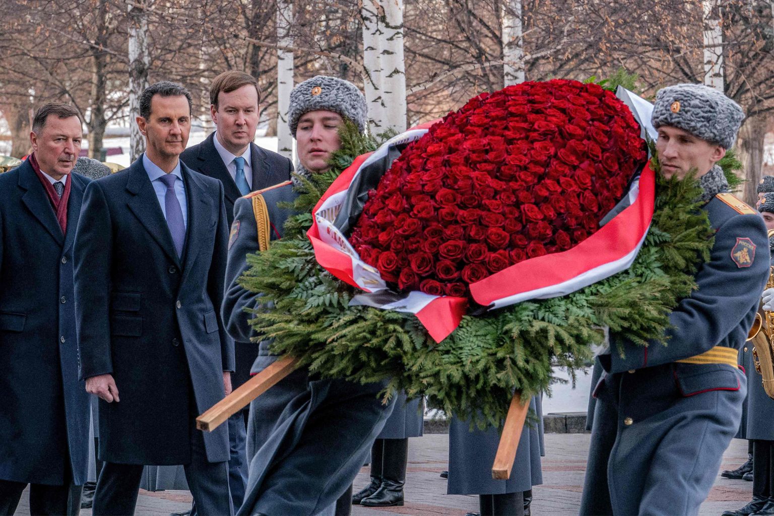 Süüria president Bashar al-Assad (vasakult teine) tundmatu sõduri haua juures Moskvas 15. märts 2023.