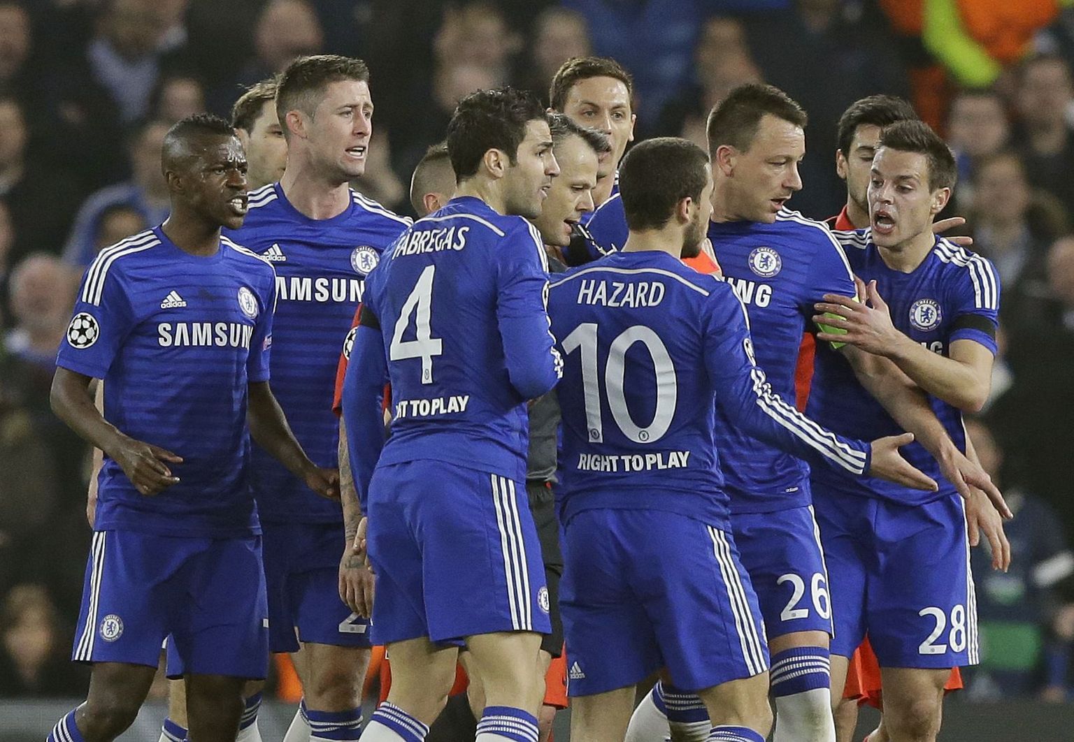 Sinistes särkides Chelsea mängijad ümbritsevad punast kaarti hoidvat kohtunikku