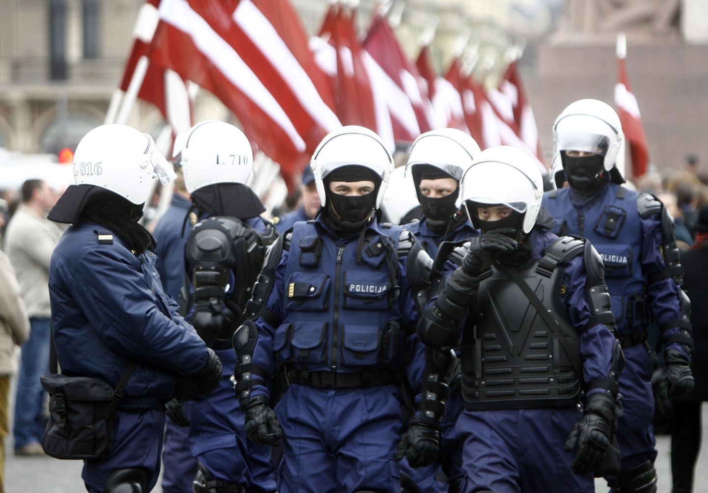 Läti politseinikud mulluse leegionäride päeva ajal Riia südalinnas.