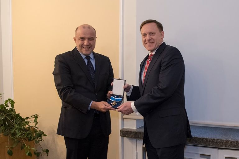 Kaitseminister Jüri Luik kohtus eile Tallinnas Ameerika Ühendriikide küberväejuhatuse ja rahvusliku julgeolekuagentuuri (NSA) ülema admiral Michael Rogersiga.