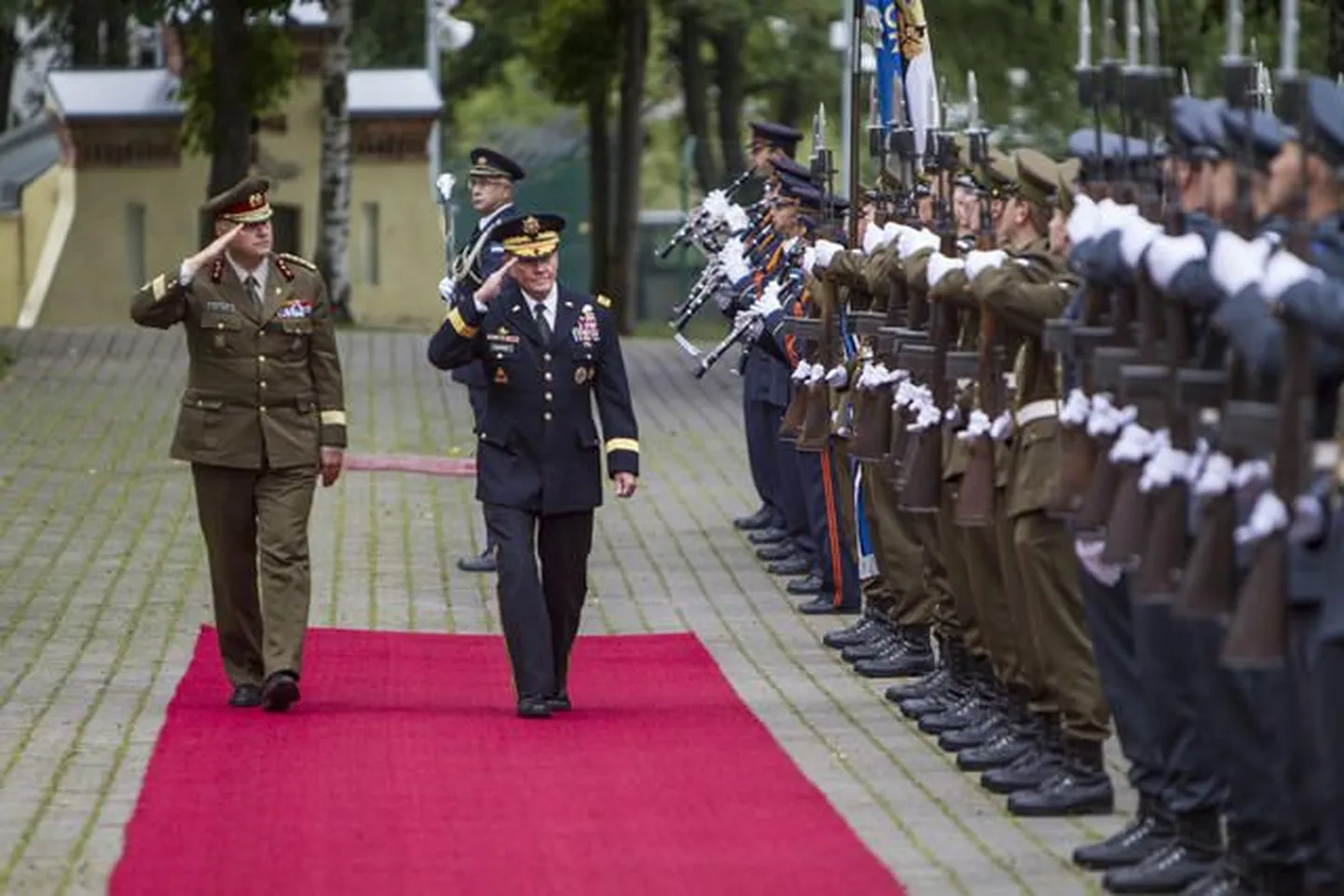 Kaitseväe juhataja Riho Terras (vasakul) ja USA staabiülemate komitee esimees kindral Martin Dempsey (paremal)