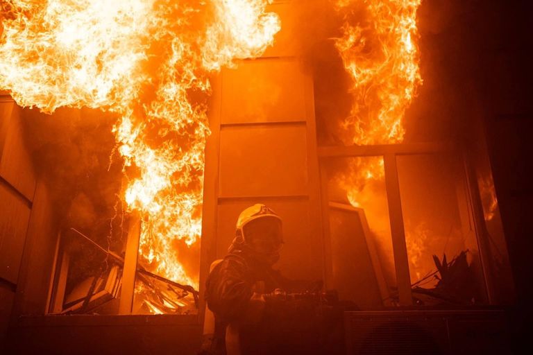 Одесские пожарные борются с огнем после «ударов возмездия».