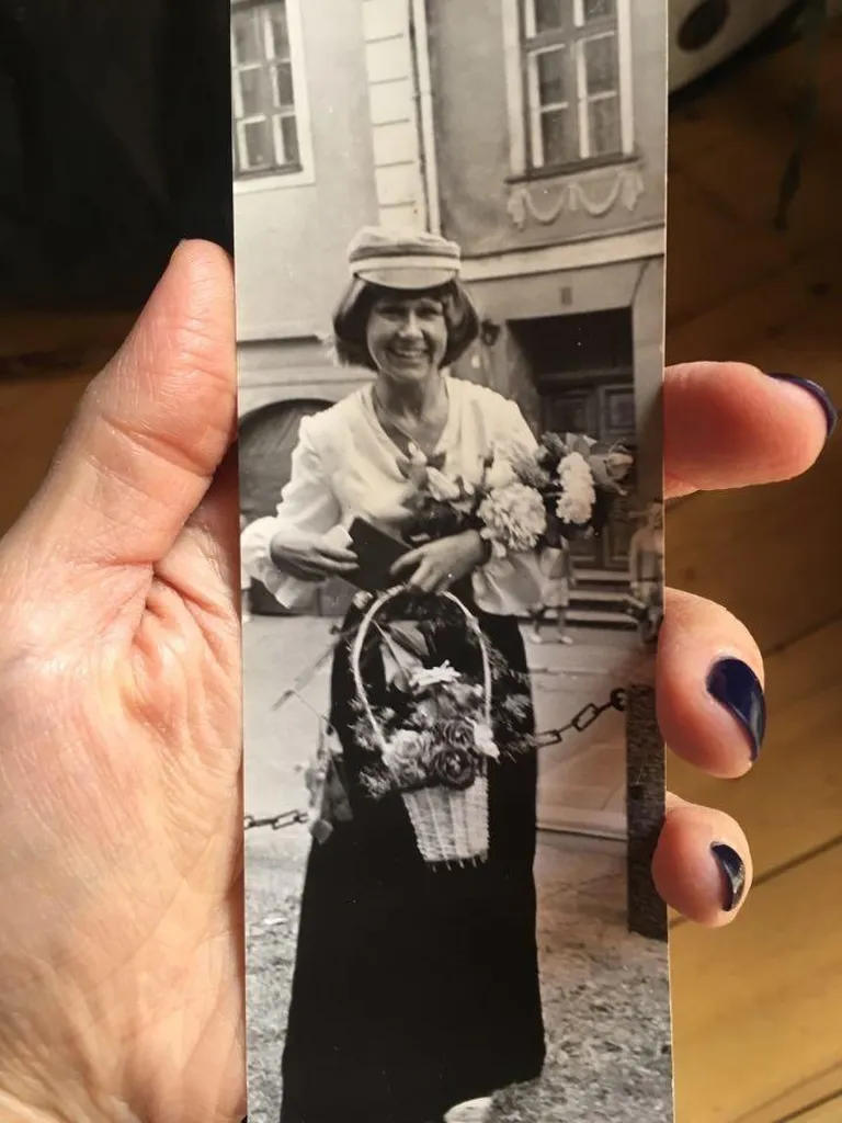 Laulja Lenna Kuurma. «See pilt on tehtud u 25 aastat tagasi, kui mu ema Sirje lõpetas Tartu Ülikooli. Ma ei tea, milline on mu esimene mälestus temast. Aga mulle meenuvad talved, kui ema viis meid alati suusatama, sageli käisime suusatamas Mustamäe metsas. Ja siis meil oli alati kaasas üks väike topsik pähklite ja seemnetega, see oli Miki topsike, oravate jaoks.»