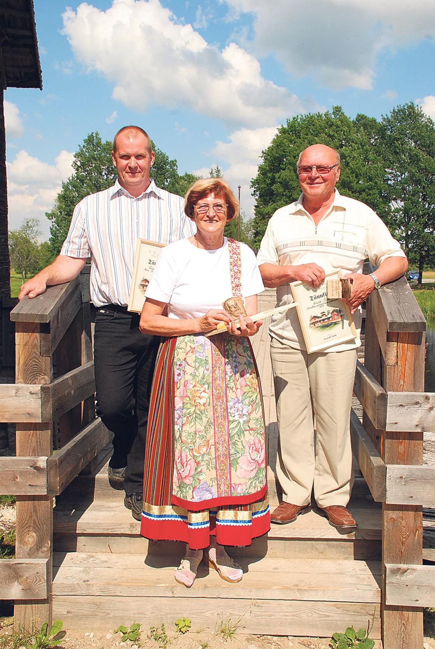 Jakobsoni konkursi laureaadid Elfriede Nikolai, Arnold Prints (paremal) ja Raivo Tõnisson.