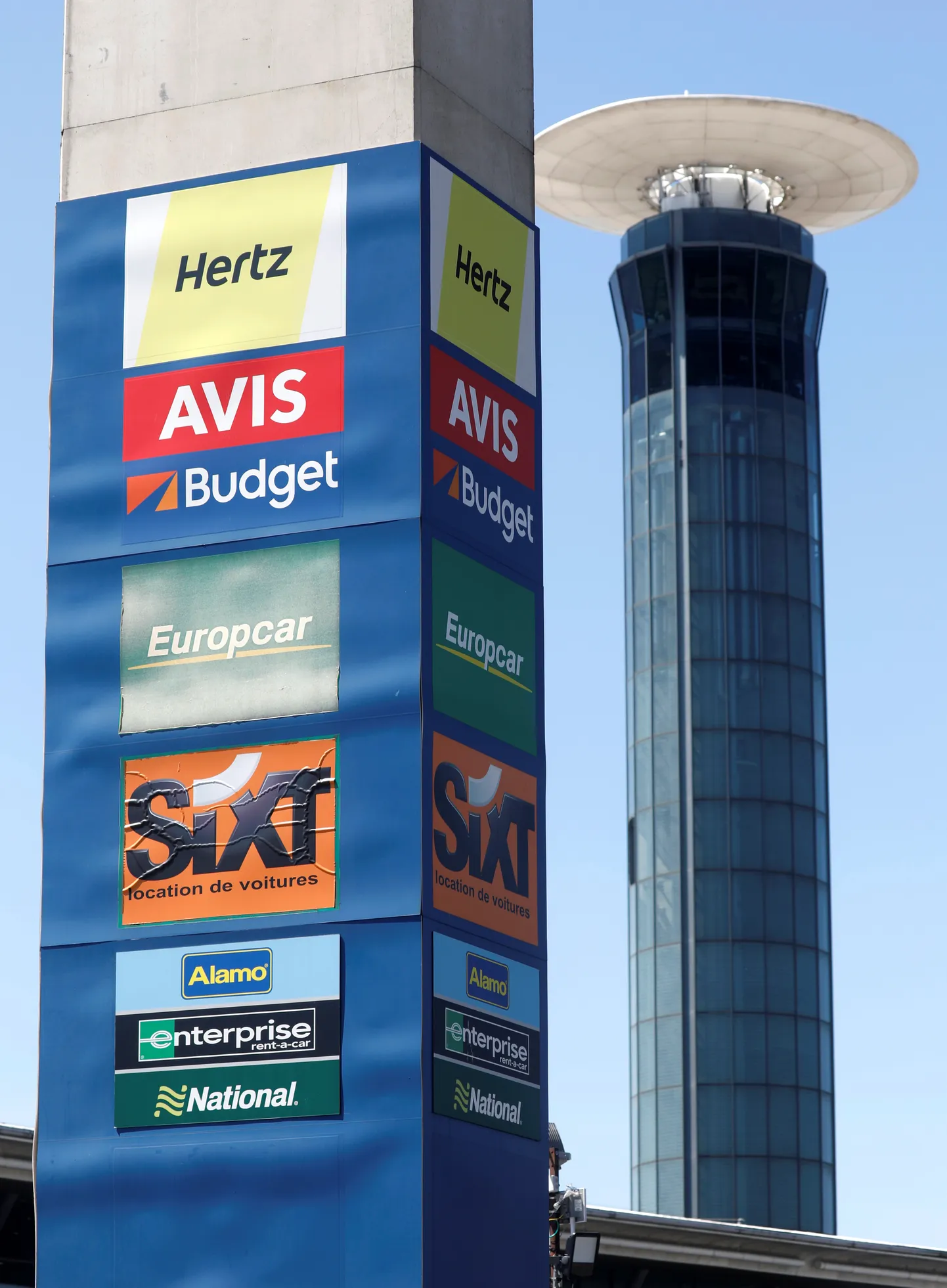 Рекламный щит компании по прокату автомобилей возле парижского аэропорта Шарль-де-Голль.
