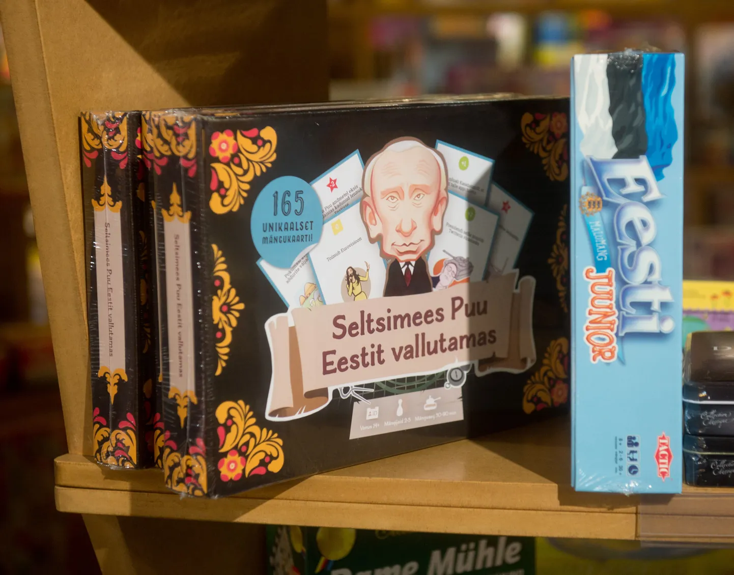 Lauamäng «Seltsimees Puu Eestit vallutamas» raamatupoes.