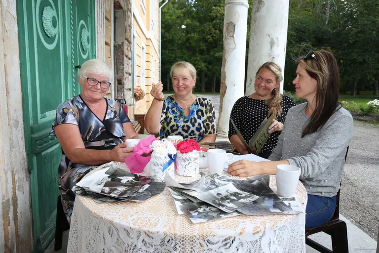 Vatla koolis toimunut meenutasid (vasakult) endine õpetaja Maret Orulepa, vilistlased Margit Merila ja Triin ­Vare ning arhiive uurinud Koidu Kütt. Albumid võeti kohvitades ette vana kooli sammaste all.