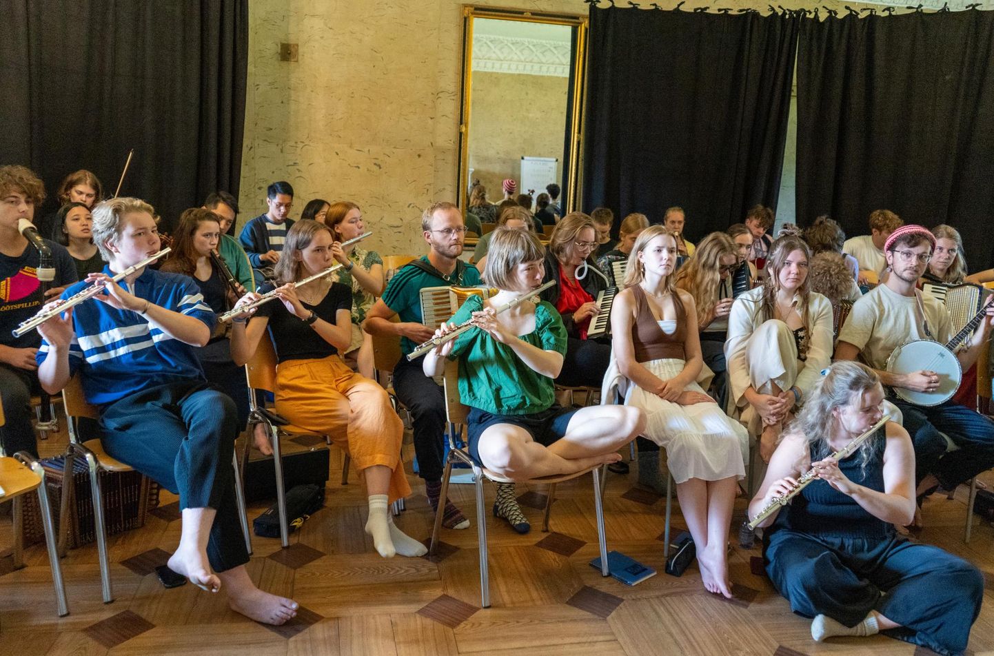 Eesti ETNO osalised õpivad töötoas eri rahvaste pärimusmuusikat.
