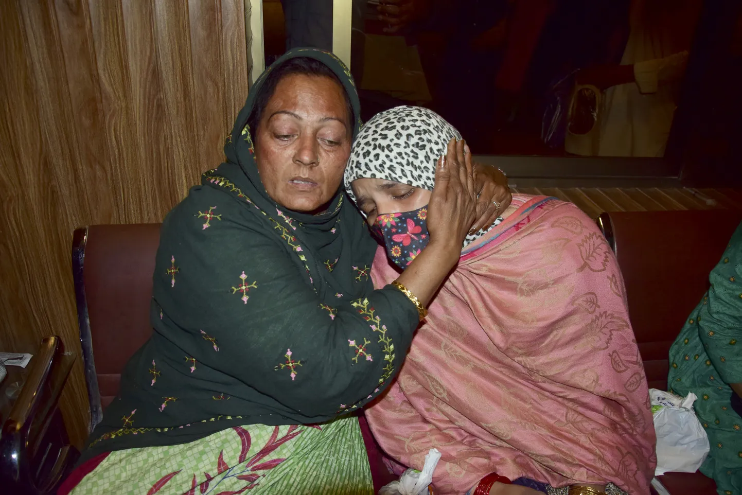 Pakistani mässuliste hõivatud rongist päästetud reisjad Quetta raudteejaamas.