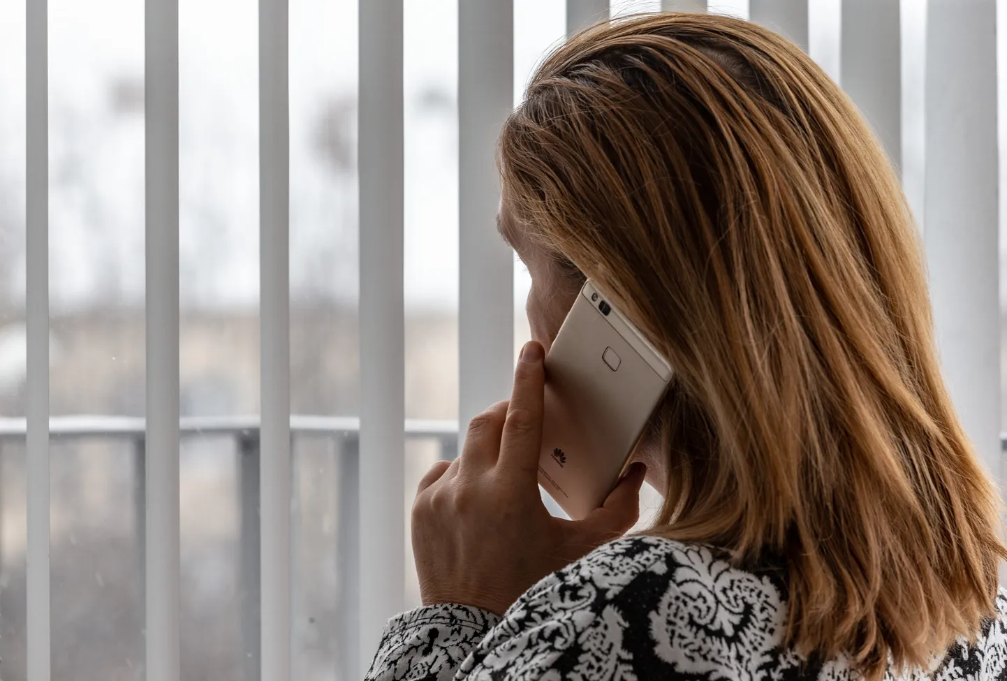 VILJANDI, EESTI,29JAN19
Mobiiltelefon. Naine hoiab käes mobiiltelefoni. Helistamine. Kõne vastuvõtmine. Nutifon. Kõneside. 
ELMO RIIG/Sakala.