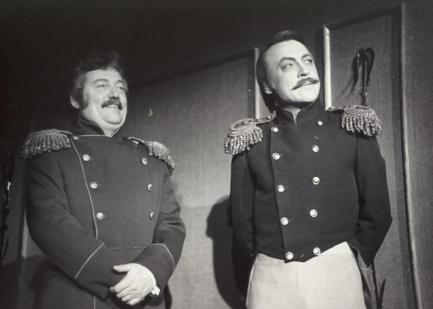 Ugala tõi Bulat Okudžava «Diletantide teekonna» lavale 1993. aastal. Pildil on näitlejad Arvo Raimo (vasakul) ja Rein Malmsten.