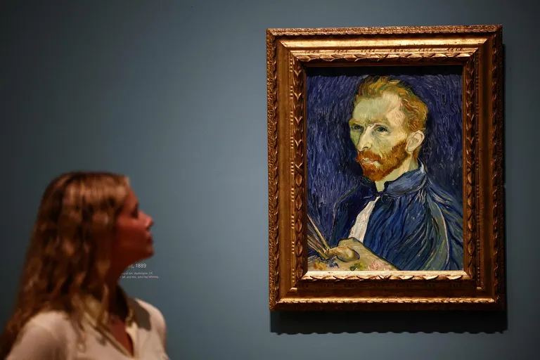 Muuseumikülastaja imetlemas Vincent van Goghi autoportreed. Foto on illustreeriv.