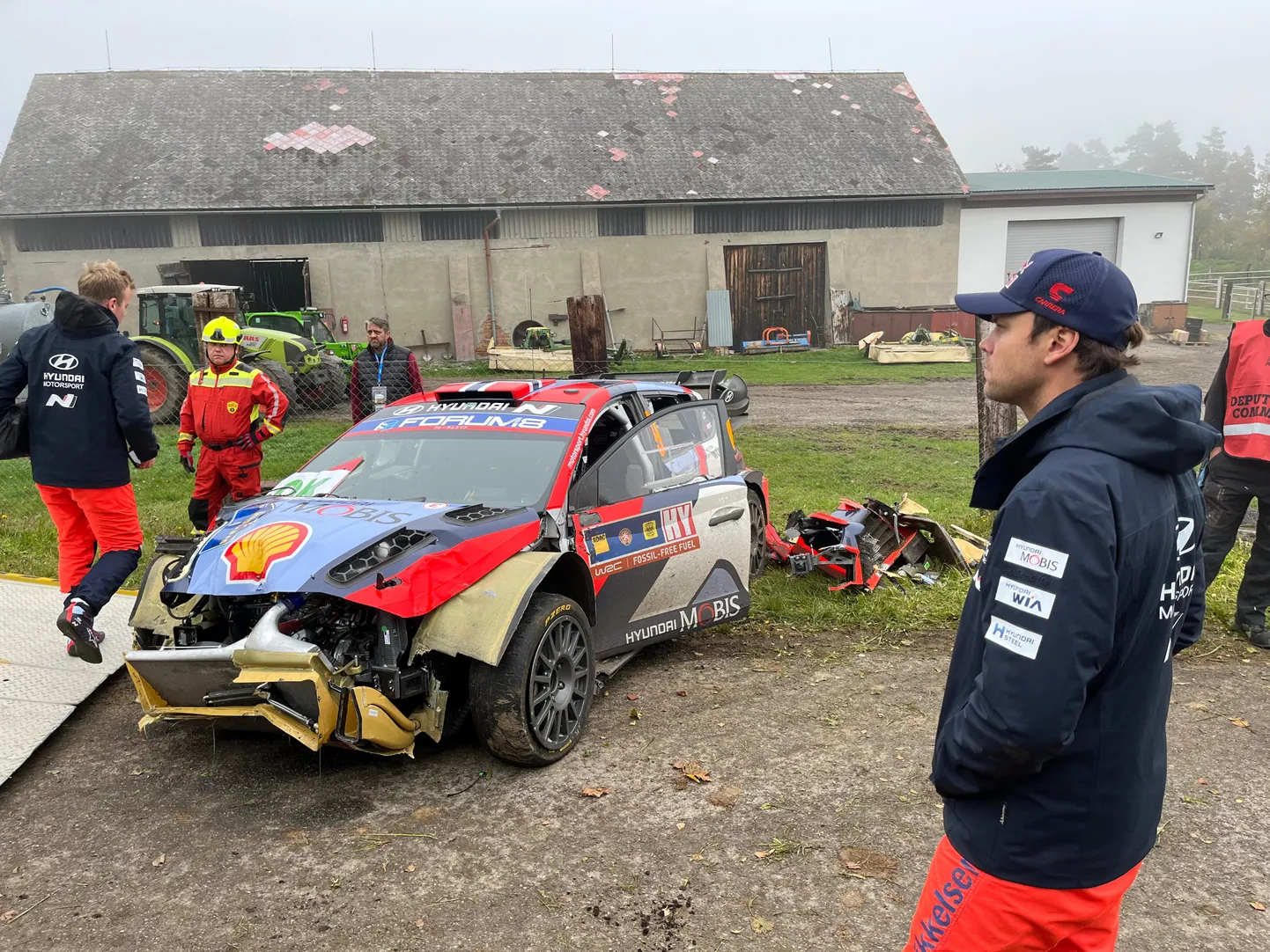 Andreas Mikkelsen seismas oma katkise auto kõrval.