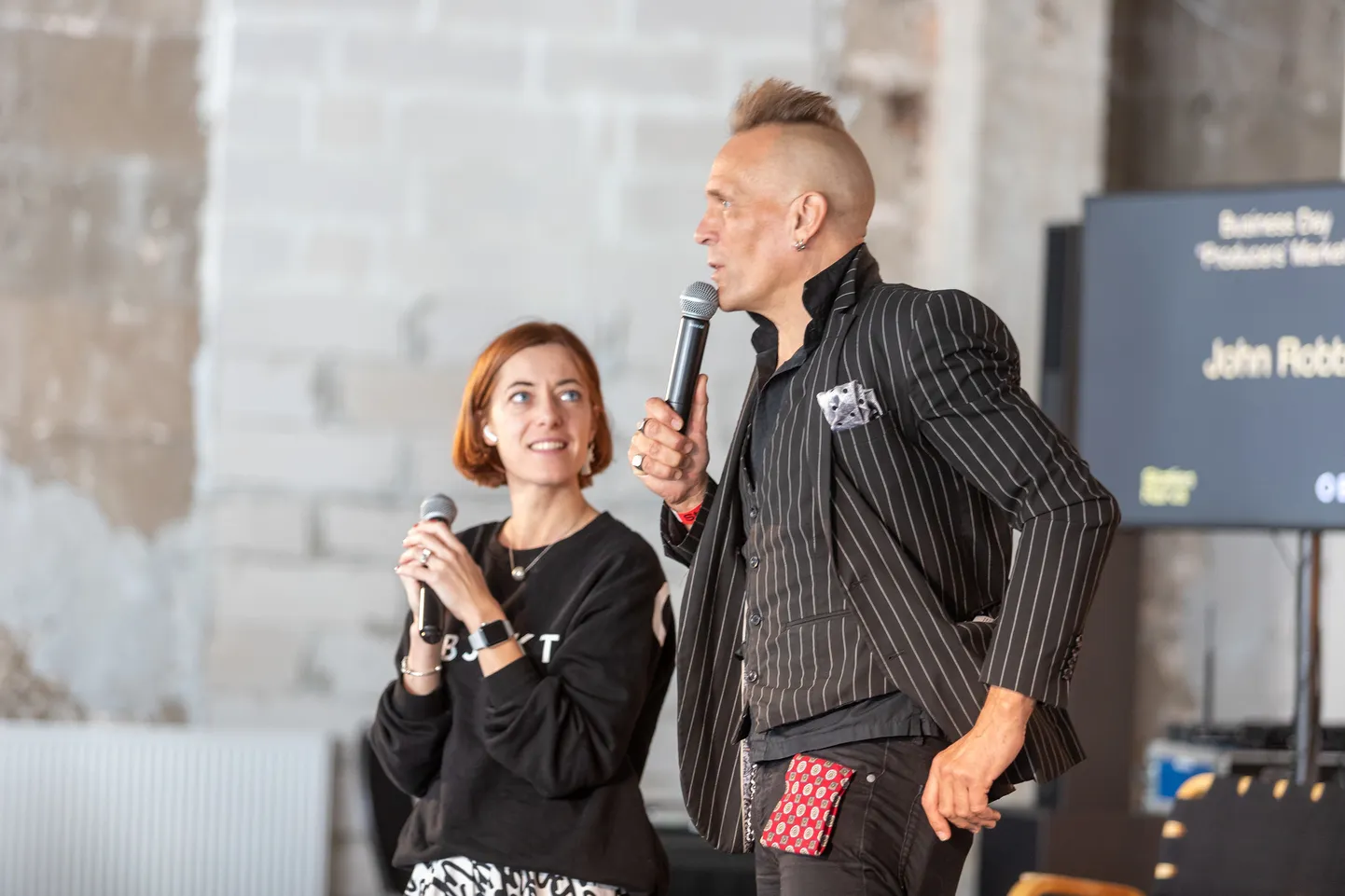 Inglise muusikakriitik ja muusik John Robb koos Jana Pavlenkovaga Objekti äripäeva sisse pühitsemas.