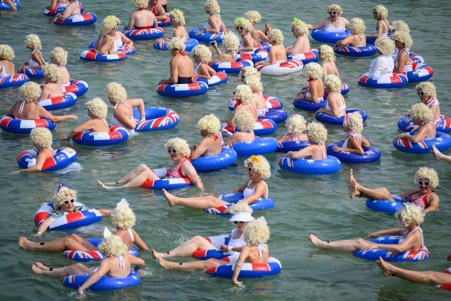 Täna astusid Austraalias Brightonis vette Marilyn Monroe soengute ja trikoodega inimesed, et koguda toetust vähivastase võitluse heaks.