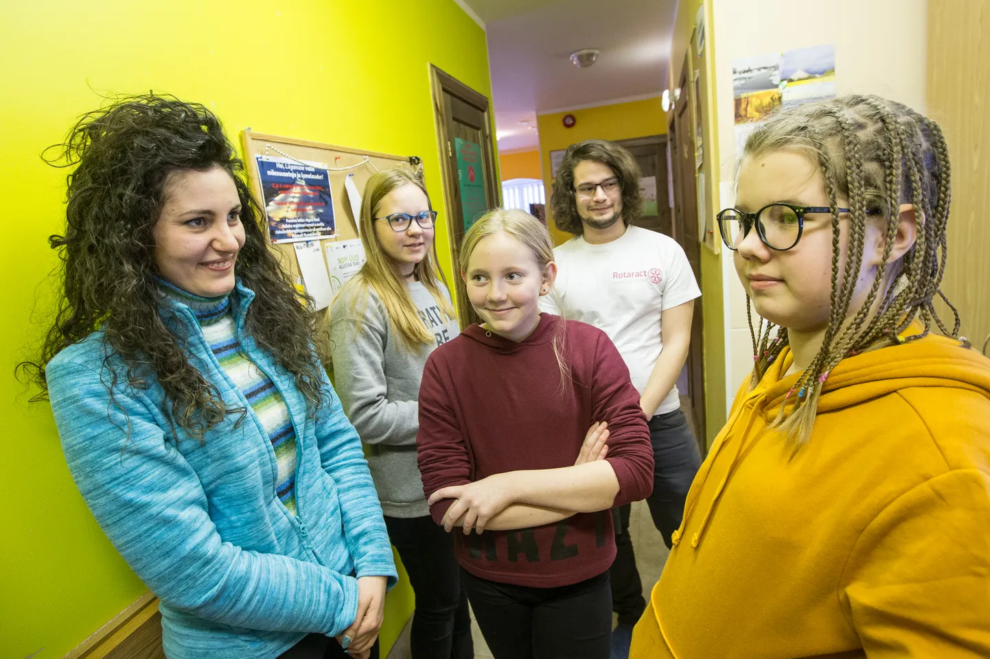 Giada ei oska eesti keelt, aga see suhtlemist ei sega. Suurematega on abiks inglise ja väiksematega kehakeel. Tüdrukute selja taga paistab kunagine vabatahtlik Kristóf Kovács, kes on teisipäeval Ungarist külla tulnud. Küllap ta mäletas, et teisipäevad on Maidla noortekeskuses kokkamise päralt − peagi levib ahjust vastupandamatut kaneelikuklite lõhna.