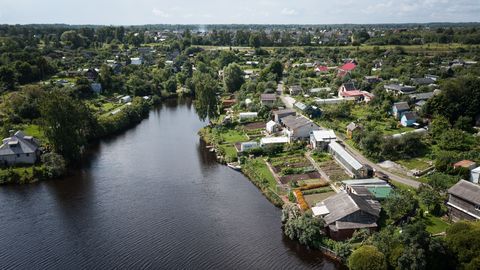 Фотогалерея ⟩ «Сейчас-то все отбрешутся, конечно»! Частный сектор Силламяэ утопили, чтобы не утонули центр и променад