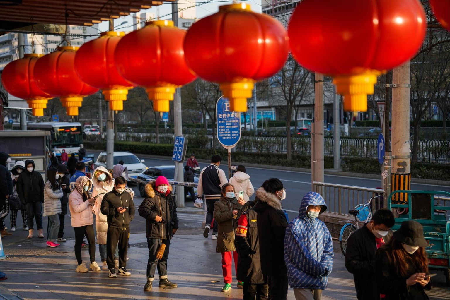 Inimesed seisavad Pekingi Chaoyangi piirkonnas Covid-19 testimispunkti juures järjekorras – Hiina on keskendunud ulatuslikule testimisele, selmet valmistada tervishoiusüsteemi ette haigete ravimiseks.