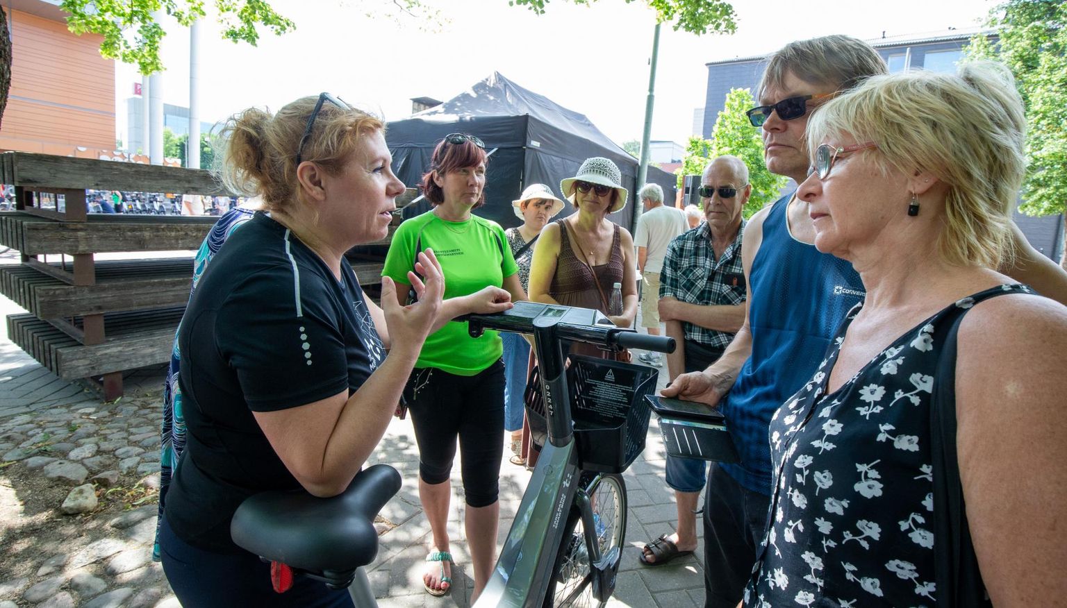 Tartu rattaringluse juhi Marika Posti (vasakul) ümber tekkis küsijate ring juba rattaringluse avamise päeval, 8. juunil.