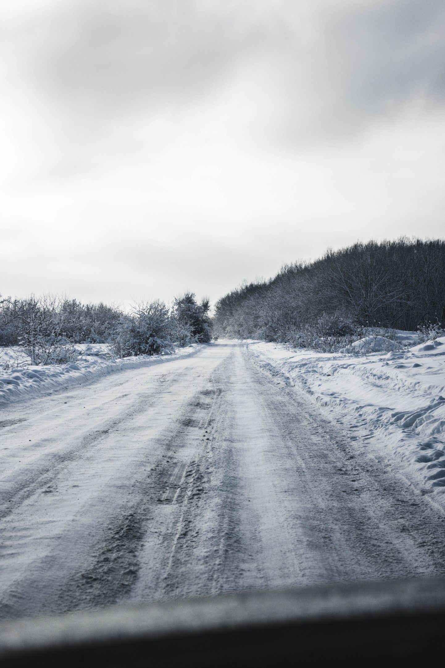 Lauku ceļš ziemā. Ilustratīvs attēls