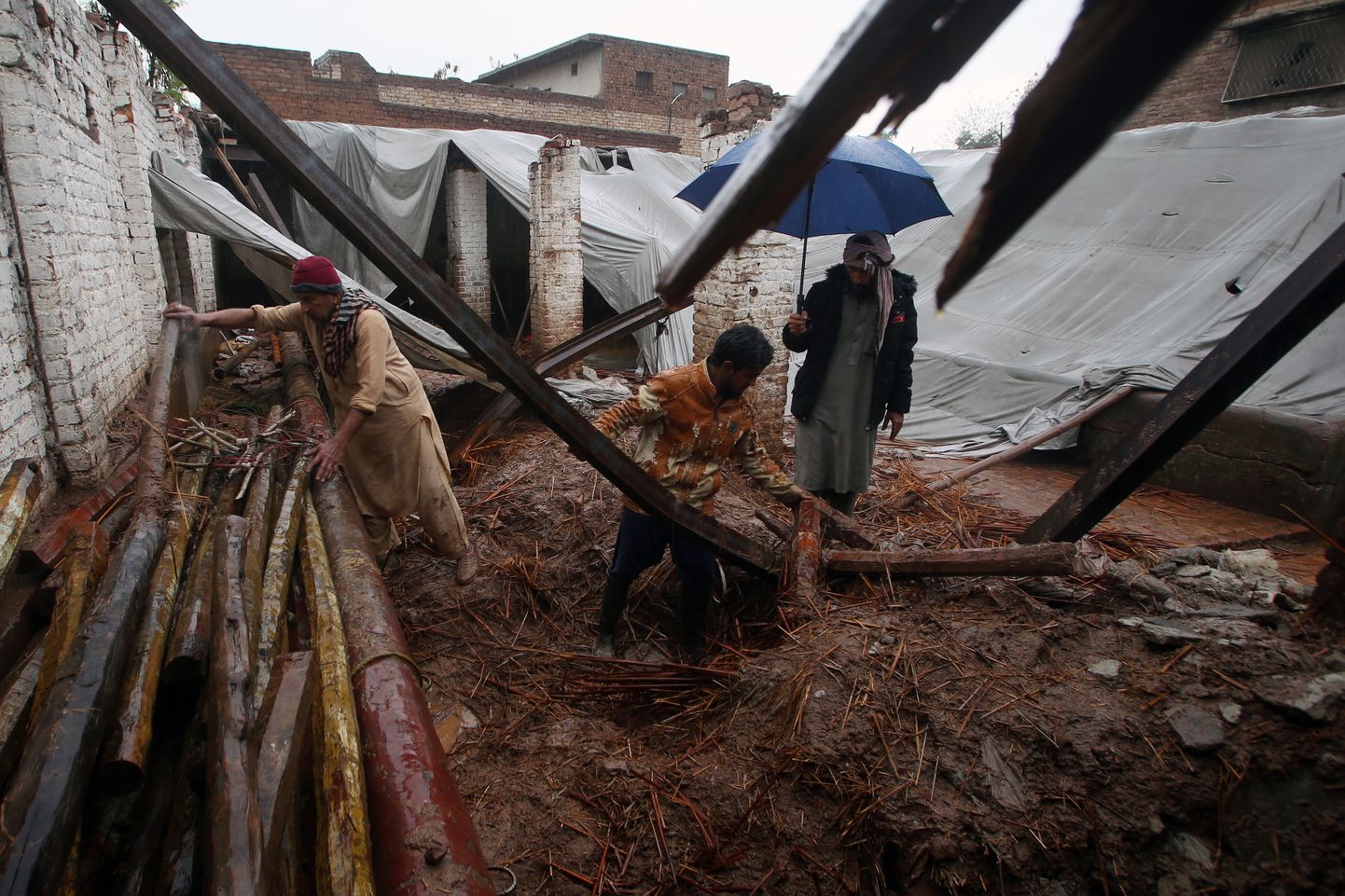 Inimesed korjavad omi asju kokku majast, mis varises kokku pärast tugevat paduvihma Peshawaris Pakistanis, 02.märtsil 2024. Peshawari päästedirektoraadi andmetel on vähemalt seitse inimest surnud ja viis viga saanud ning mitmed hooned said kestvate vihmade tõttu kannatada kogu Khyber Pakhtunkhwa provintsis, piirkonnas on oodata rohkem vihma.