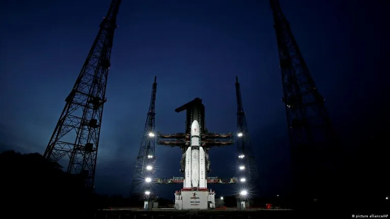 Индийская ракета-носитель с автоматической межпланетной станцией Chandrayaan-3 перед стартом на Луну с космодрома на острове Шрихарикота 14 июля 2023