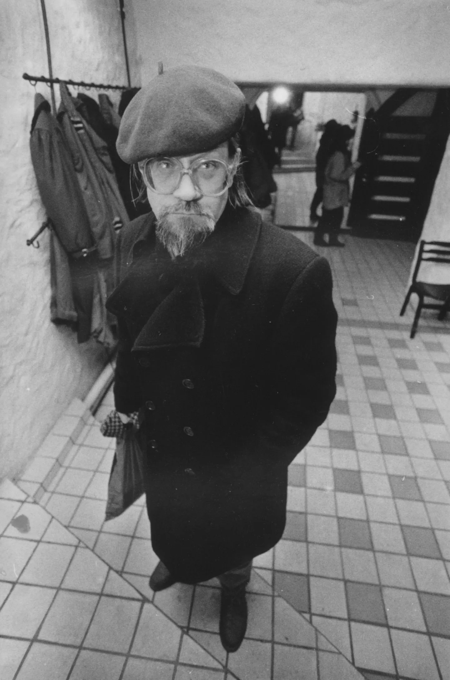 Luuletaja Hannes Varblane 1994. aastal legendaarse Tartu kohviku Illegaard fuajees. Varblase värssidest vaatavad lugejale lootusetul pilgul vastu poeedi äpardunud elu, eksistentsiaalne ahistus, kaotatud usk, riivatud õigustunne, peostlibisev või põletikuliseks arenenud armastus, pettumustvalmistav riigikord jne.