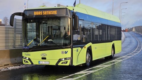 Satiksmes autobusa avārijā Rīgā cietis šoferis