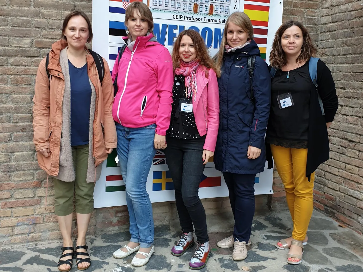 Kuninga kooli delegatsioon Granada partnerkooli ees.