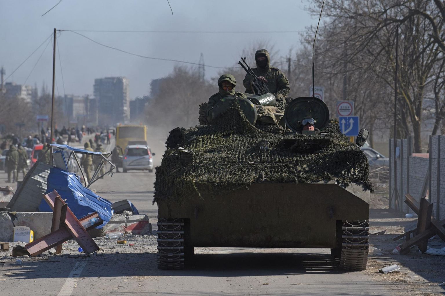 Eraldusmärkideta Vene vägesid toetavad sõdurid soomukiga Mariupolis.