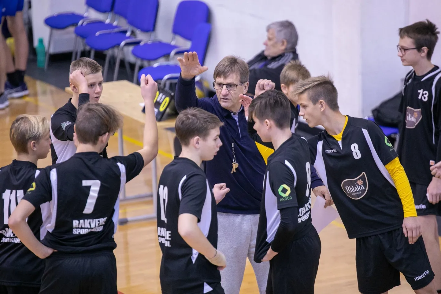 Treener Mati Merirand (keskel) kannab Rakvere spordikoolis hoolt, et Lääne-Viru maakonnast sirguks endiselt asjalikke võrkpallipoisse, kes suudaks konkurentsi pakkuda suuremates keskustes harjutavatele eakaaslastele.