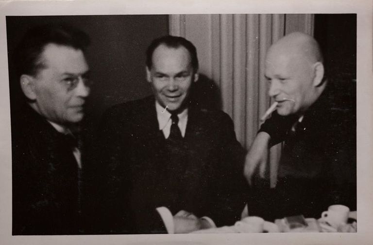 Sinimandrias 2. märtsil 1936. Friedebert Tuglas, Henrik Visnapuu, August Gailit, UTKK F 38/A1, Underi ja Tuglase Kirjanduskeskus
