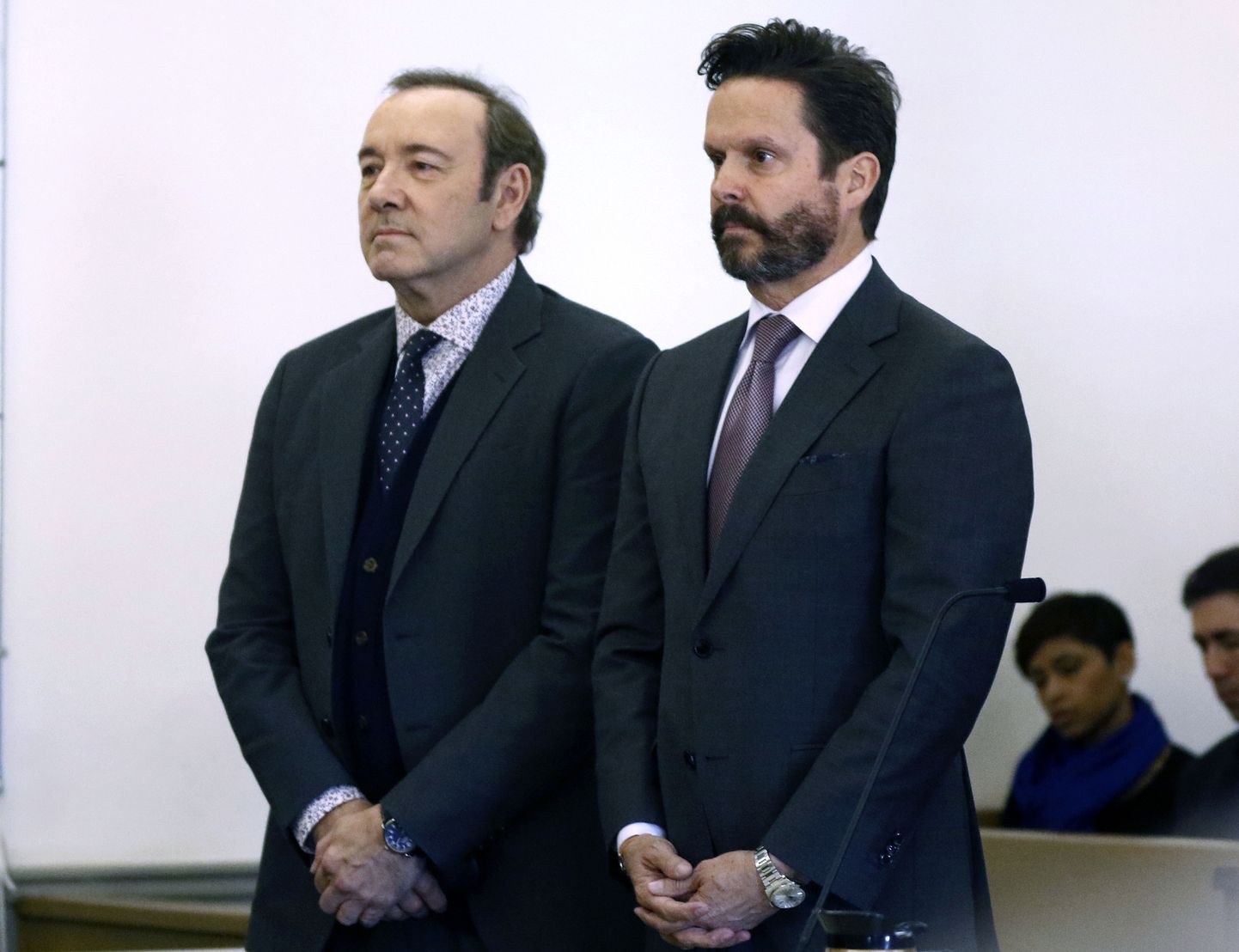 Kevin Spacey (vasakul) advokaadiga.
