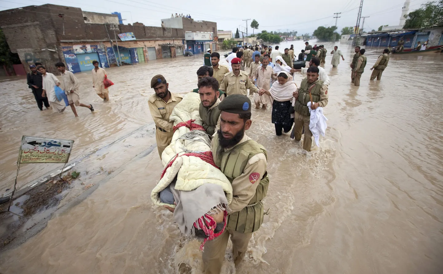 Жители Пакистана спасаются от наводнения.