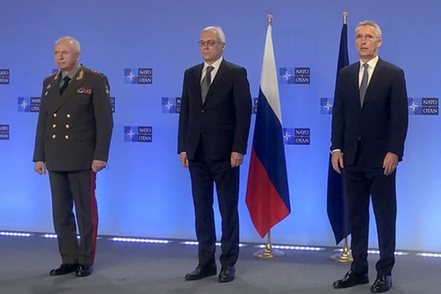 Venemaa asekaitseminister Aleksander Fomin (vasakul), asevälisminister Aleksander Gruško (keskel) ja NATO peasekretär Jens Stoltenberg (paremal) NATO-Vene nõukogu kohtumise eel.