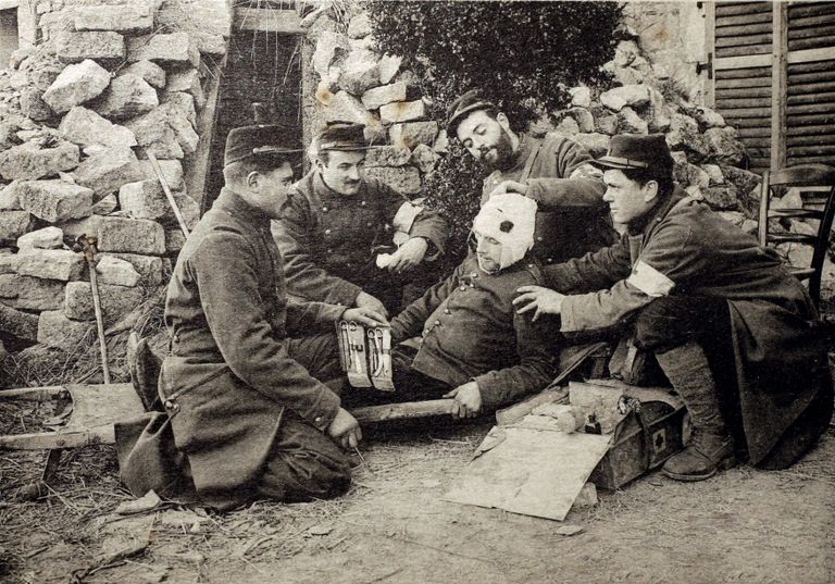 Prantsuse sõdurid hoolitsemas Esimese maailmasõja ajal 1916. aastal haavata saanud kaaslase eest