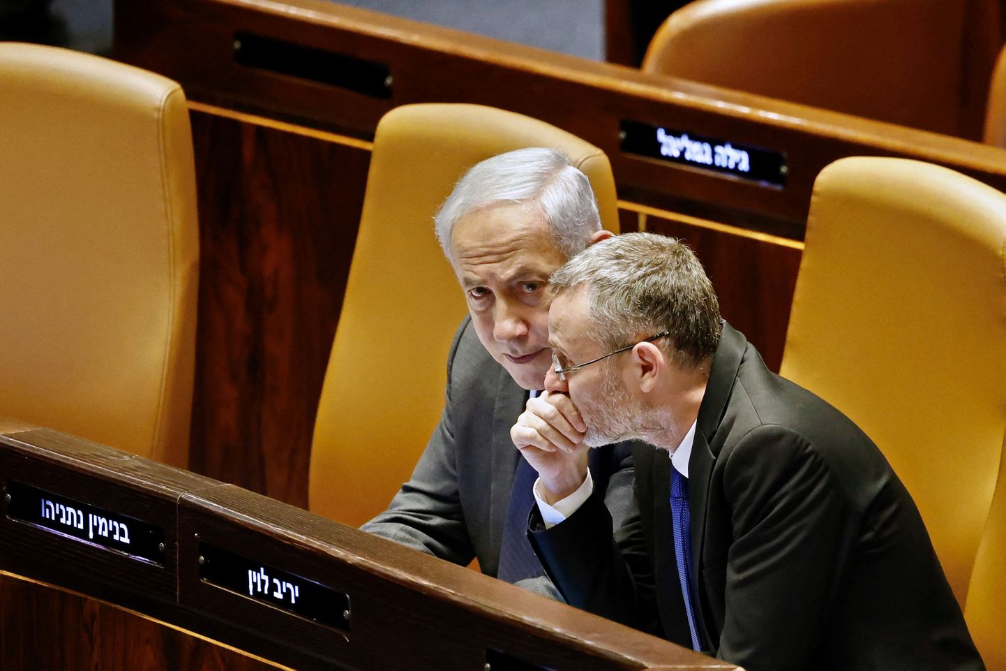 Israeli peaminister Benjamin Netanyahu (vasakul) Knessetis.