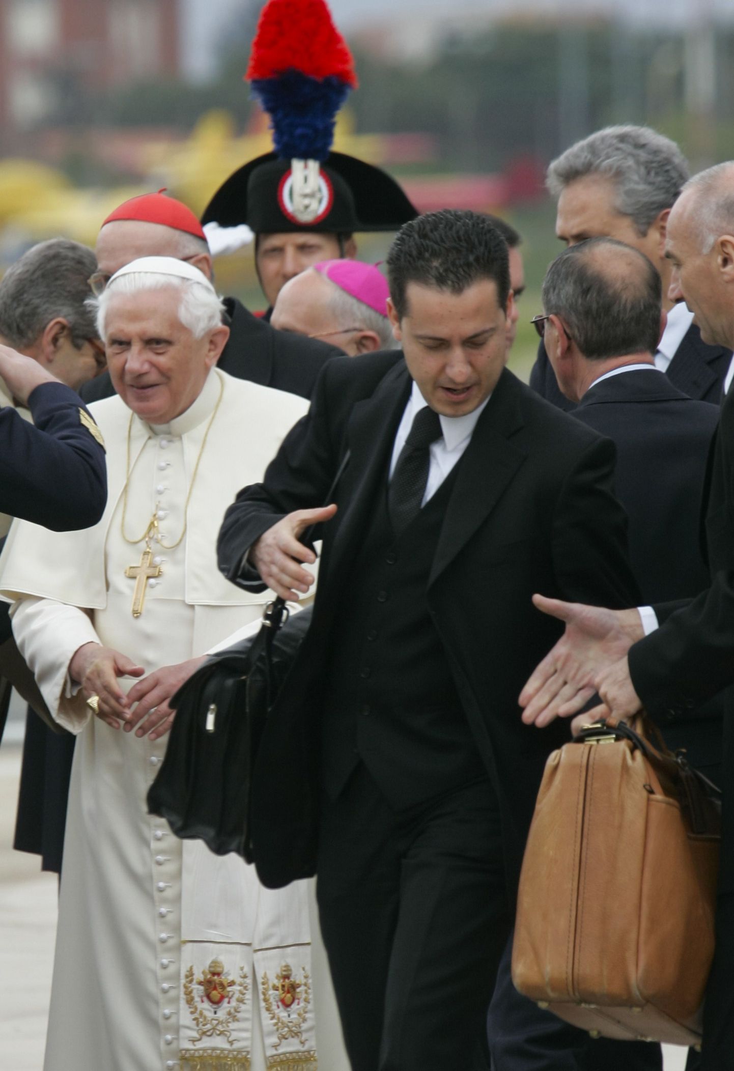 Rooma paavst Benedictus XVI koos nüüdseks endise ülemteenri Paolo Gabrielega.