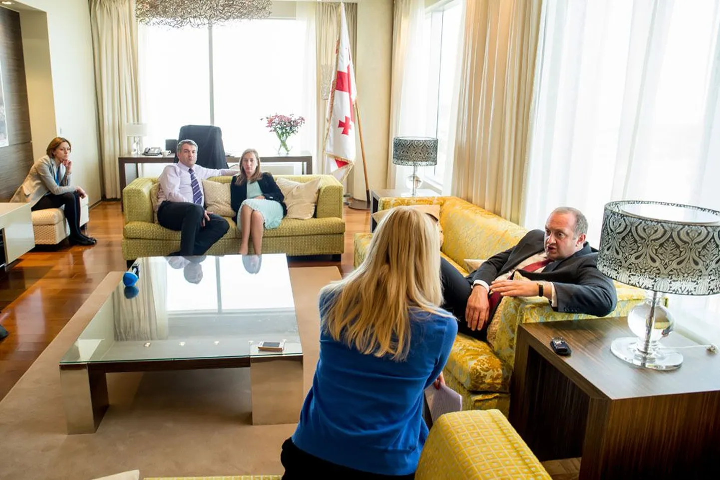 Gruusia president Giorgi Margvelašvili andis eile kaaskondlaste keskel intervjuu Swissôteli sviidis.