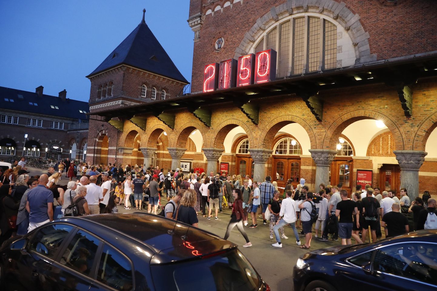 Kinnipeetava põgenemise tõttu suleti eile õhtul lähikonnas asuv Kopenhaageni keskraudteejaam, kus peatus kogu rongiliiklus. Inimesed ootamas rongijaama ees.