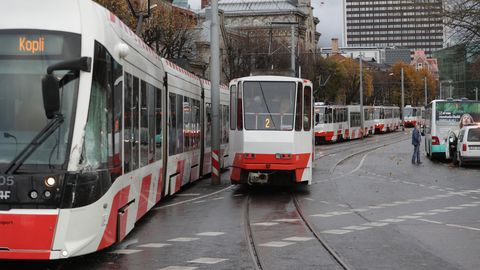Галерея: столкновение трамвая и автобуса в центре Таллинна нарушило трамвайное движение