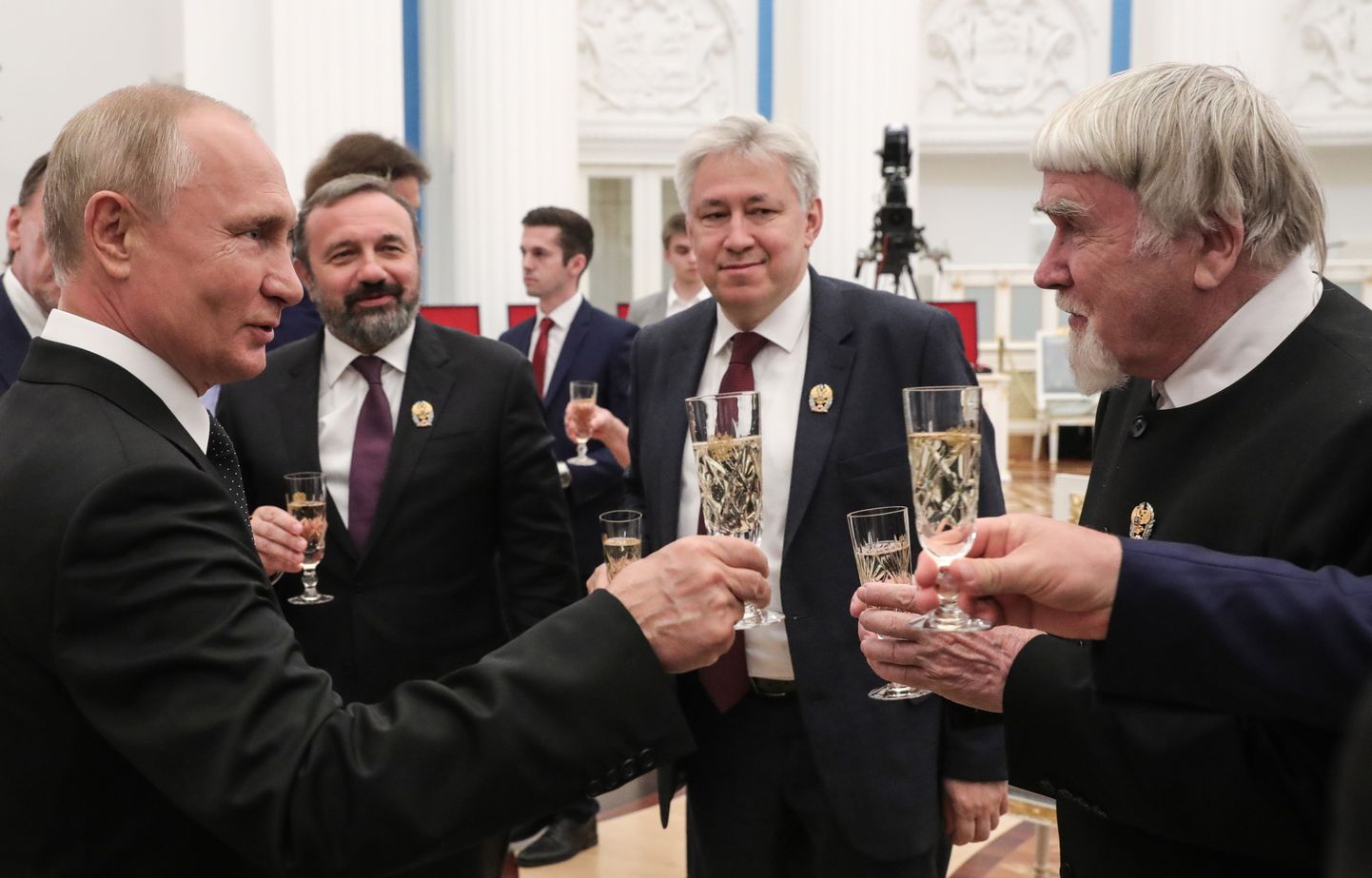 Venemaa president Vladimir Putin vasakul šampanjaklaasiga.